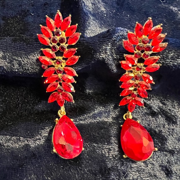 Red crystal earring - Picture 1 of 3